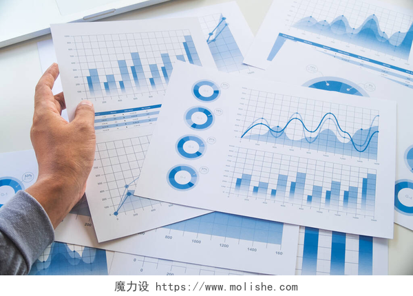 商人手拿数据报表分析图商人工作数据文档图表报告营销研究发展规划管理战略分析财务会计。业务办公室概念.